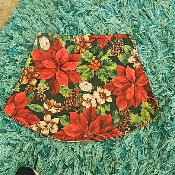 6 new without tags poinsettia Christmas themed placemats - Picture 1 of 2